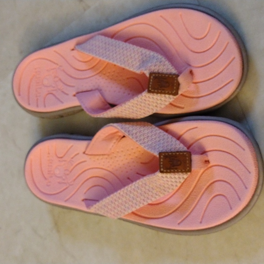 Kuailu flip flop sandals.